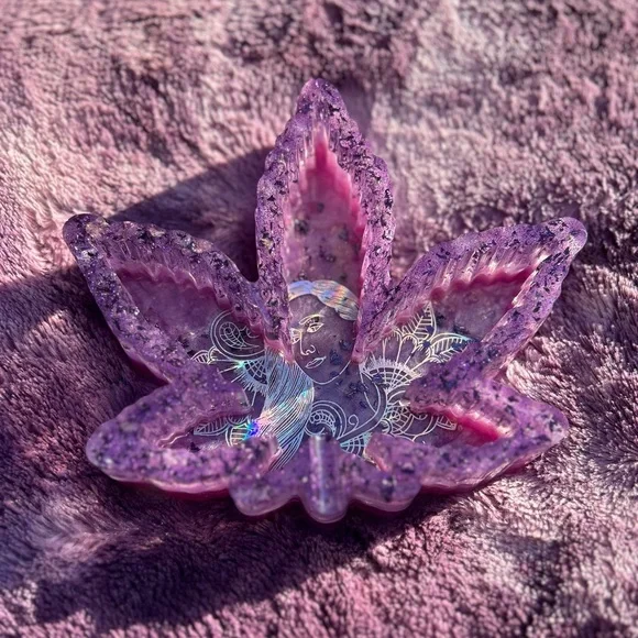 Lady Lilic Leaf Ashtray - Picture 2 of 6